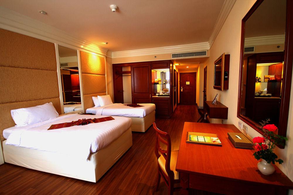The Emerald Hotel Bangkok Exterior photo